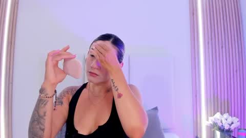 EMILY ROBERTS online show from 18, 4, 2026