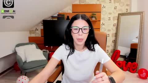 EmillyTaylor online show from 6, 3, 2025