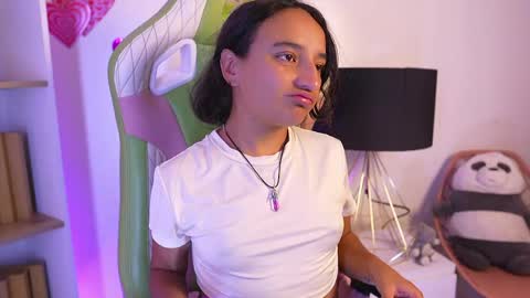 Snapshot of emily_jonexs_ chatting on 22, 5, 2026 mily online show from 22, 5, 2026