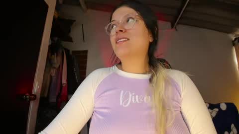 Snapshot of emily_katz chatting on 6, 5, 2026 Julieta online show from 6, 5, 2026