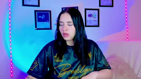 Emily Lindey online show from 18, 7, 2026
