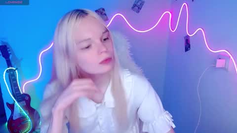 Snapshot of emily_nyaffe chatting on 8, 11, 2025 Lia online show from 8, 11, 2025