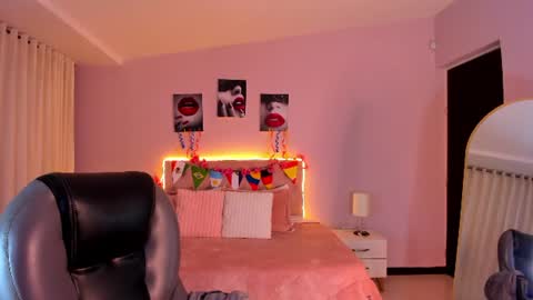 emily_warren__ online show from 11, 7, 2026