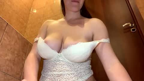 Snapshot of emilygibbes chatting on 21, 10, 2025 emilygibbes online show from 21, 10, 2025