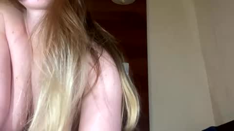 Snapshot of emilygibbes chatting on 18, 12, 2025 emilygibbes online show from 18, 12, 2025