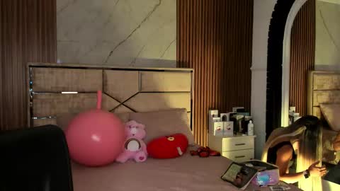 Emily Hendrix online show from 13, 9, 2025