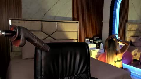 Emily Hendrix online show from 25, 9, 2025