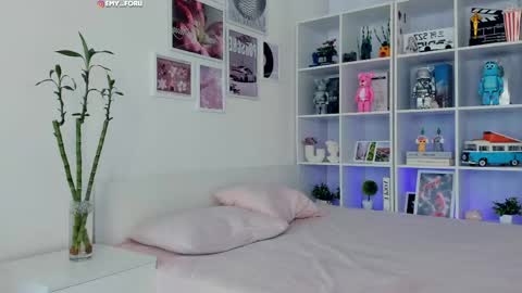 Hey i am  Emily     am -  pm online show from 17, 4, 2026