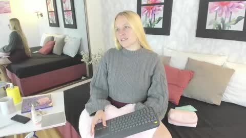 Snapshot of emilysumer chatting on 28, 9, 2025 Summer 3 online show from 28, 9, 2025