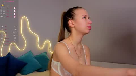 Snapshot of emma_clon chatting on 13, 7, 2026 Emma online show from 13, 7, 2026