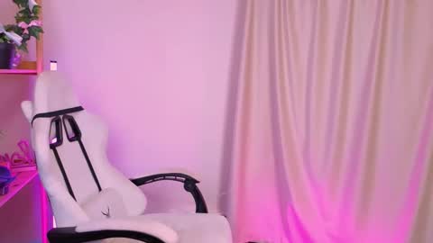 Snapshot of emmakeam_ chatting on 7, 10, 2025 Emma online show from 7, 10, 2025