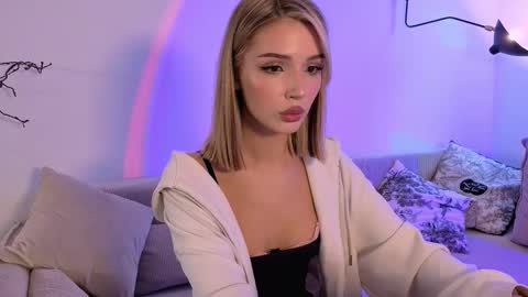 Snapshot of emmakeam_ chatting on 13, 11, 2025 Emma online show from 13, 11, 2025