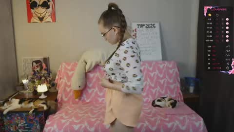 Snapshot of emmatiny chatting on 19, 5, 2026 Mia online show from 19, 5, 2026