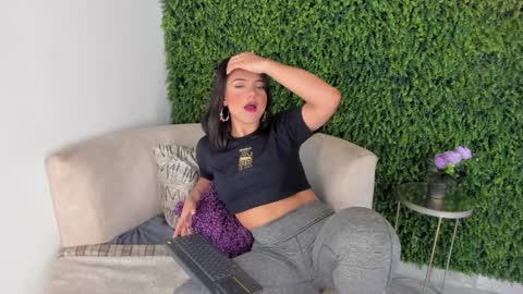 Snapshot of emmiily_z chatting on 2, 2, 2025 Emmiily online show from 2, 2, 2025