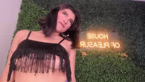 Snapshot of emmiily_z chatting on 12, 3, 2025 Emmiily online show from 12, 3, 2025