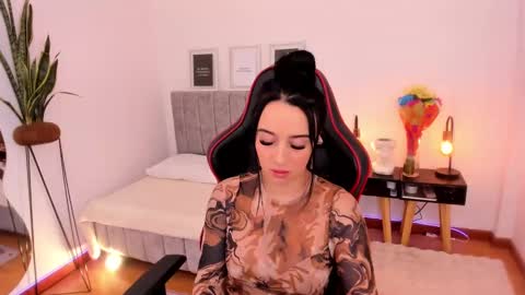 Emmy Evans  online show from 7, 3, 2025