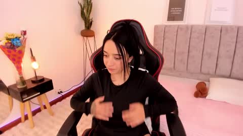 Emmy Evans  online show from 10, 3, 2025