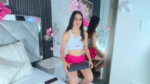 Snapshot of emy_ferrer_ chatting on 22, 4, 2026 EMY FERRER online show from 22, 4, 2026