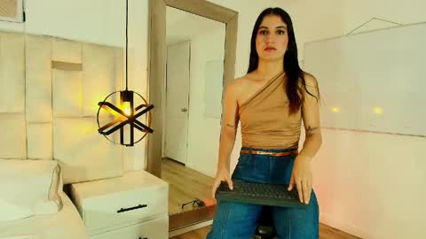 Snapshot of emy_ferrer_ chatting on 17, 5, 2026 EMY FERRER online show from 17, 5, 2026