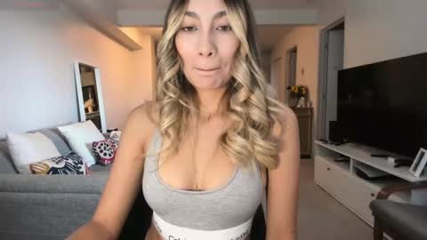 Snapshot of emyconneer chatting on 26, 9, 2025 emyconneer online show from 26, 9, 2025