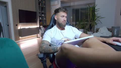 Snapshot of enrikoblue chatting on 23, 12, 2024 Erik online show from 23, 12, 2024