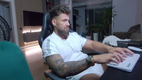 Snapshot of enrikoblue chatting on 3, 1, 2025 Erik online show from 3, 1, 2025