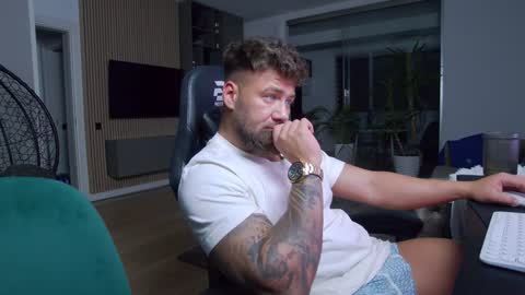 Snapshot of enrikoblue chatting on 31, 1, 2025 Erik online show from 31, 1, 2025