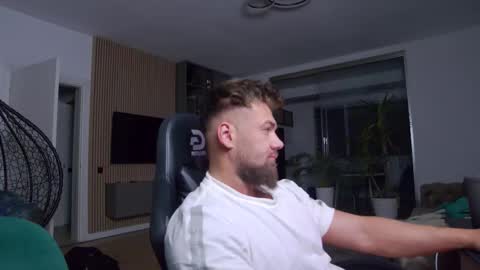 Snapshot of enrikoblue chatting on 15, 2, 2025 Erik online show from 15, 2, 2025