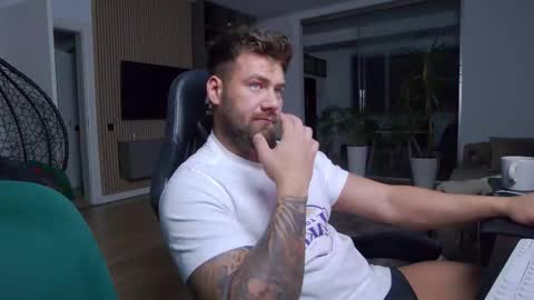 Snapshot of enrikoblue chatting on 23, 2, 2025 Erik online show from 23, 2, 2025