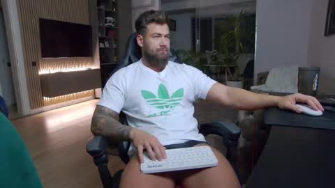 Snapshot of enrikoblue chatting on 24, 2, 2025 Erik online show from 24, 2, 2025