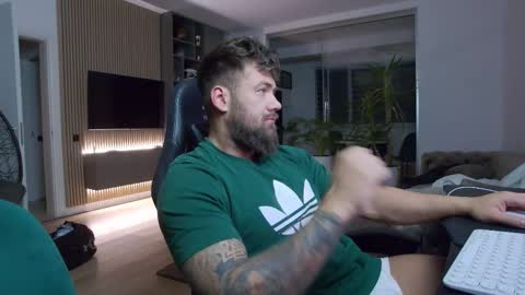 Snapshot of enrikoblue chatting on 26, 2, 2025 Erik online show from 26, 2, 2025