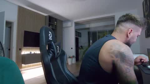 Snapshot of enrikoblue chatting on 28, 9, 2025 Erik online show from 28, 9, 2025