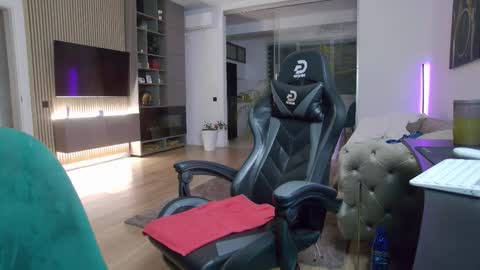 Snapshot of enrikoblue chatting on 4, 10, 2025 Erik online show from 4, 10, 2025