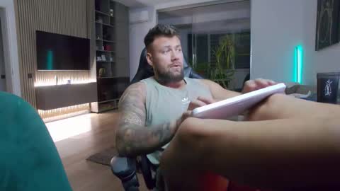 Snapshot of enrikoblue chatting on 12, 10, 2025 Erik online show from 12, 10, 2025