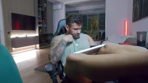 Snapshot of enrikoblue chatting on 17, 10, 2025 Erik online show from 17, 10, 2025