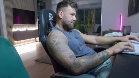 Snapshot of enrikoblue chatting on 22, 10, 2025 Erik online show from 22, 10, 2025