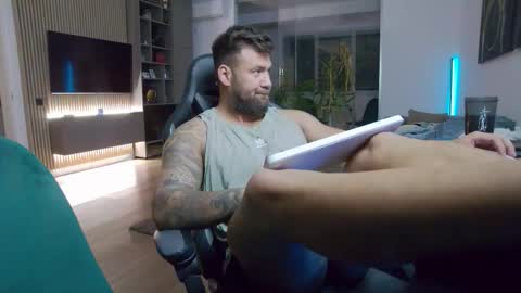 Snapshot of enrikoblue chatting on 26, 10, 2025 Erik online show from 26, 10, 2025