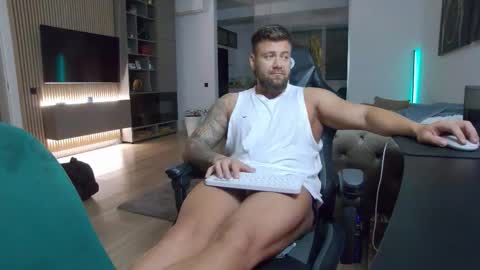 Snapshot of enrikoblue chatting on 27, 10, 2025 Erik online show from 27, 10, 2025