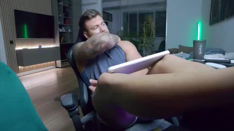 Snapshot of enrikoblue chatting on 30, 10, 2025 Erik online show from 30, 10, 2025