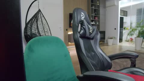 Snapshot of enrikoblue chatting on 5, 11, 2025 Erik online show from 5, 11, 2025