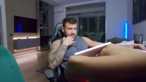 Snapshot of enrikoblue chatting on 10, 11, 2025 Erik online show from 10, 11, 2025