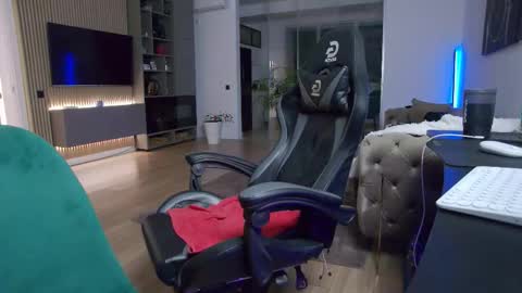 Snapshot of enrikoblue chatting on 14, 11, 2025 Erik online show from 14, 11, 2025