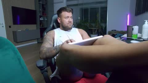 Snapshot of enrikoblue chatting on 28, 11, 2025 Erik online show from 28, 11, 2025