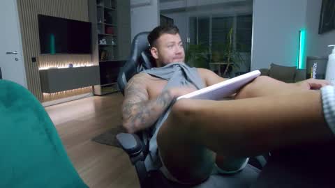 Snapshot of enrikoblue chatting on 1, 12, 2025 Erik online show from 1, 12, 2025