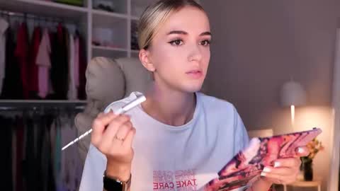 Snapshot of entya chatting on 11, 9, 2025 entya online show from 11, 9, 2025