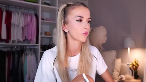 Snapshot of entya chatting on 15, 9, 2025 entya online show from 15, 9, 2025