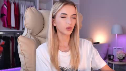 Snapshot of entya chatting on 1, 10, 2025 entya online show from 1, 10, 2025