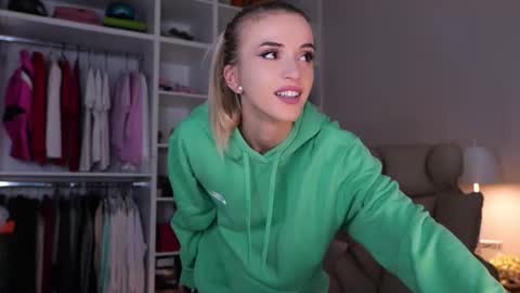 Snapshot of entya chatting on 3, 10, 2025 entya online show from 3, 10, 2025