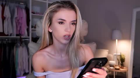 Snapshot of entya chatting on 9, 10, 2025 entya online show from 9, 10, 2025