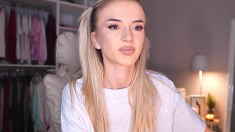 Snapshot of entya chatting on 13, 10, 2025 entya online show from 13, 10, 2025